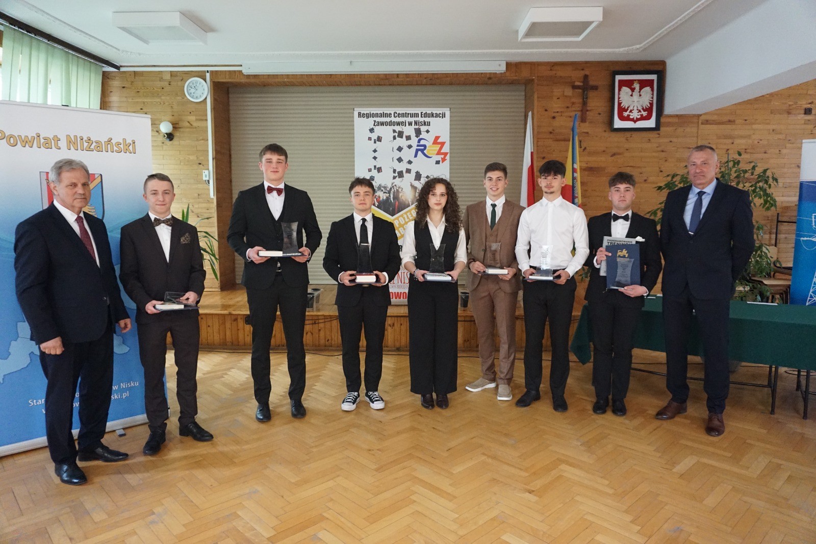 Uczniowie klas maturalnych zakończyli rok szkolny w niżańskich szkołach ponadpodstawowych